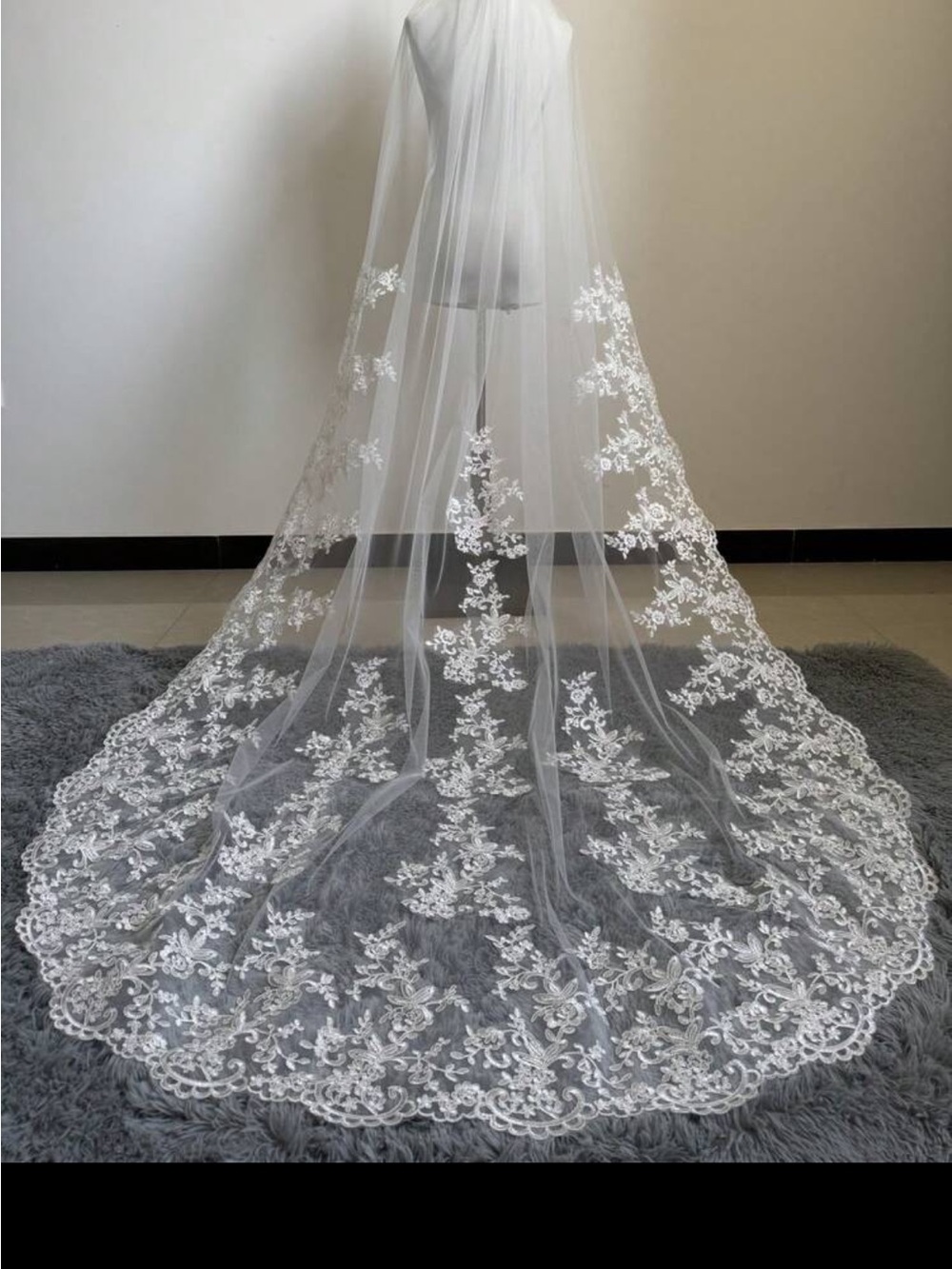 Elegant White Lace Bridal Veil with Scalloped Floral Edge